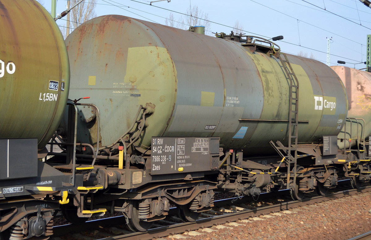 Tschechischer Kesselwagen der CD Cargo mit der Nr. 31 RIV 54 CZ-CDCR 7986 336-9 Zaes 343.2 mit polnischer Beschriftung OLEJBAZOWY = Grundöl als Ladegut am 28.02.19 Bf. Flughafen Berlin-Schönefeld.