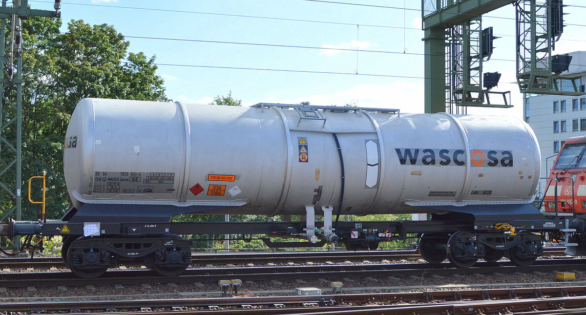 Tschechischer Kesselwagen vom Einsteller wascosa mit der Nr. 33 TEN 54 CZ-WASCO 7829 041-4 Zacns (GE) (UN-Nr.: 336/1184 = 	Ethylendichlorid) in einem Ganzzug am 03.07.19 Dresden Hauptbahnhof. 