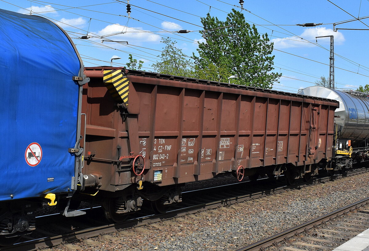 Tschechischer vierachsiger offener Güterwagen mit öffnungsfähigem Dach vom Einsteller Financial Found a.s mit der Nr. 33 TEN 54 CZ-FINF 0802 040-2 Tamns 149.1 in einem gemischten Güterzug am 10.05.23 Durchfahrt Bahnhof Saarmund.