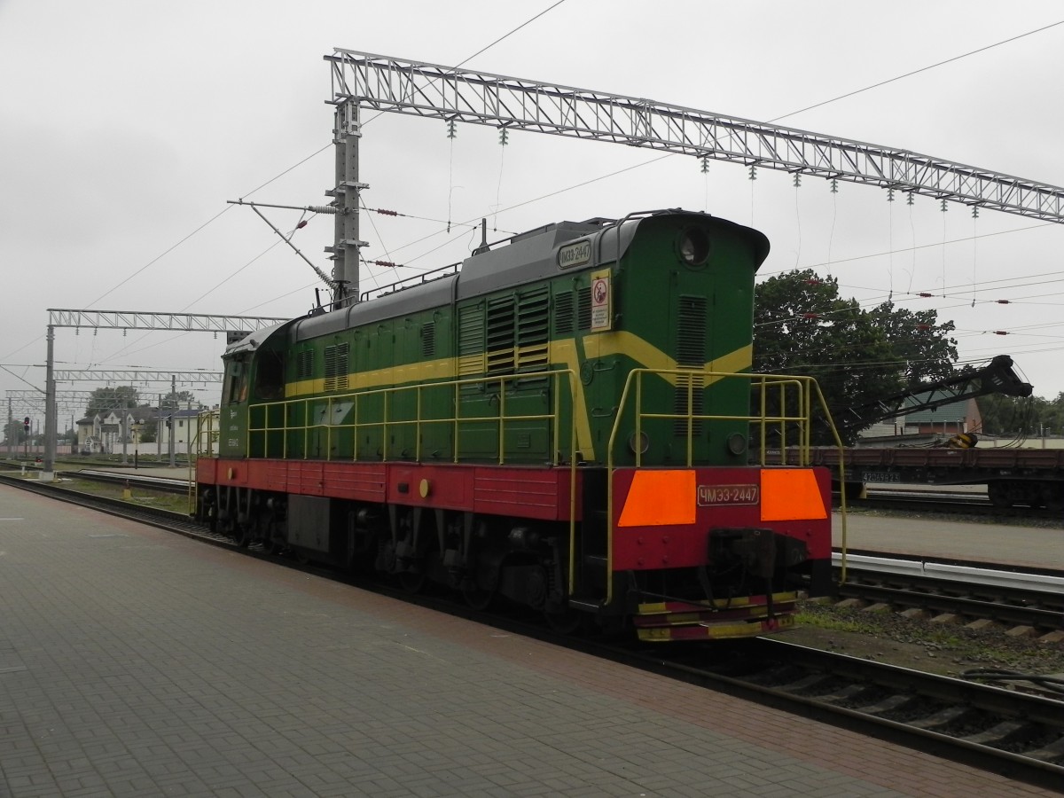  TschM33 2447  rollt gemächlich durch den Bahnhof Gomel. 28.05.2015 gegen 16:10 Uhr. 