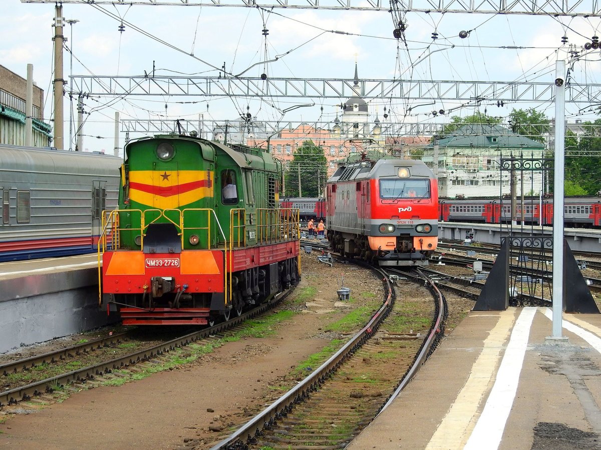 TschM33-2726 und 3P2K-118 im Kaßaner Bahnhof in Moskau.