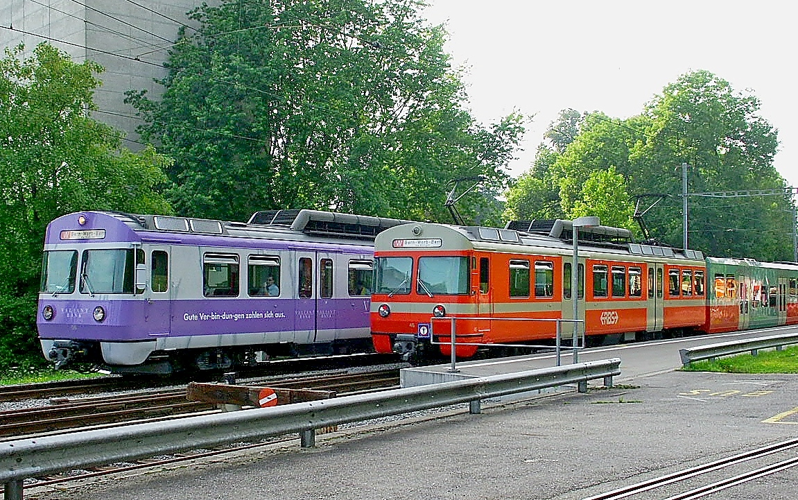 Tschüss Mandarinli ! RBS Werbezug der Valiant Bank. 2 Be 4/12 Vorortstriebzüge im farblichen Vergleich in der Station Bolligen am 21.07.2004 - Abbild gescannt von Dia.