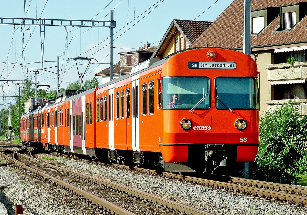 Tschüss Mandarinli! Doppeltraktion RBS Mandarine Be 4/12 58 mit neuer Lackierung und dahinter Be 4/8 47 mit der alten Farbgebung in Schönbühl. 21.07.2005