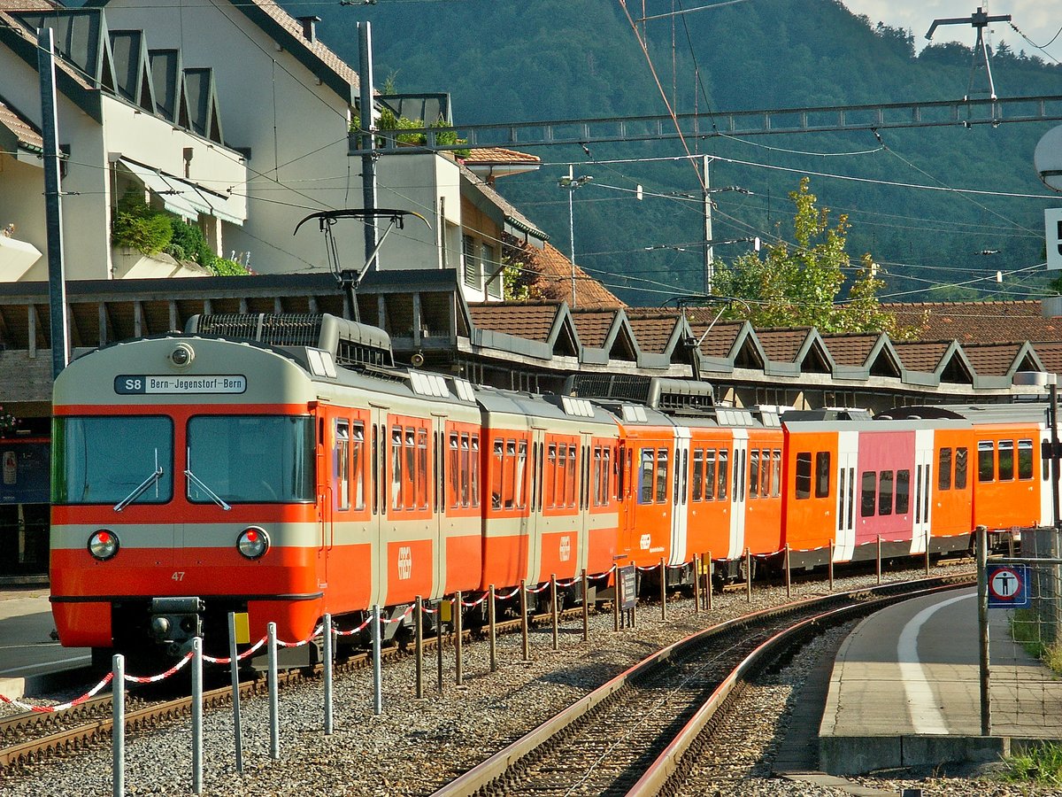 Tschüss Mandarinli! Es war die Zeit der Farbvariationen dieser Vorortstriebzüge. Be 4/8 47 mit alter und Be 4/12 48 mit neuer Farbgebung geniessen die Abendsonne. Leider habe ich den Steuerwagen vom 48gi hier nicht ganz auf die Linse bekommen. Schönbühl 21. Juli 2005