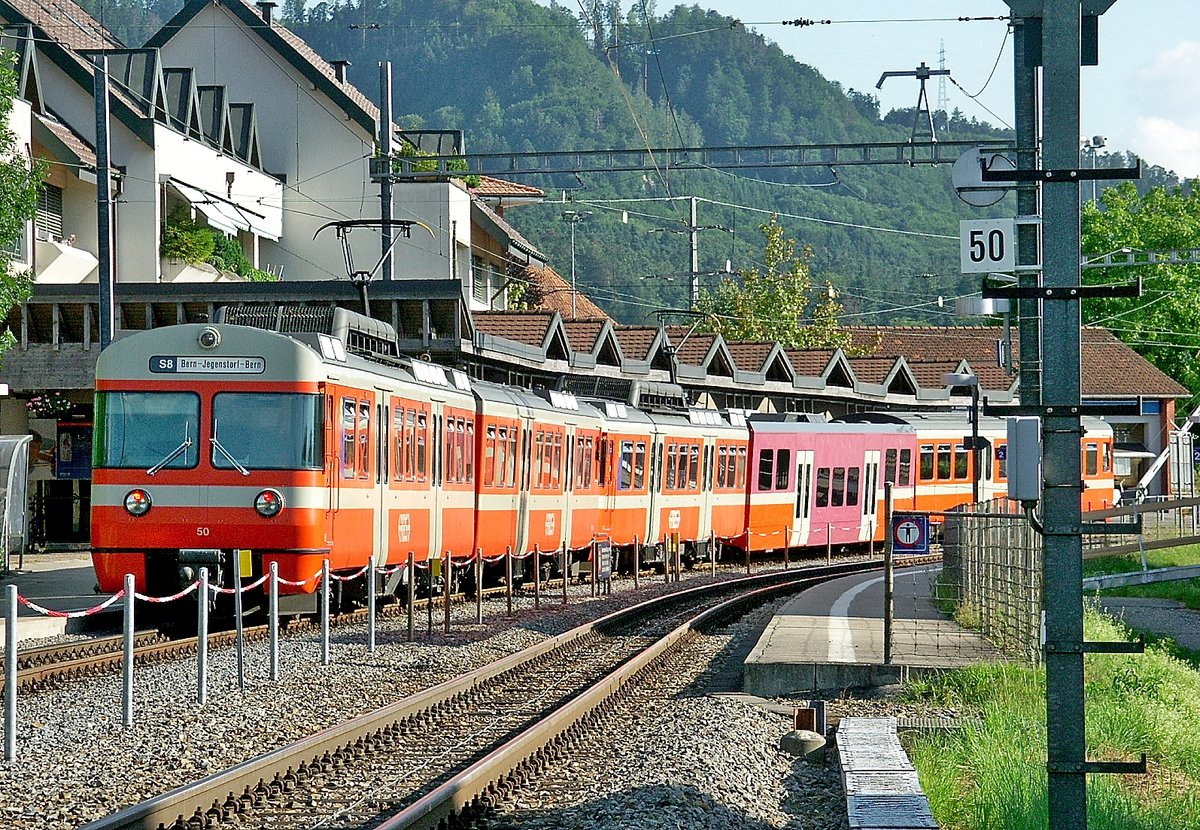 Tschüss Mandarinli! Es war die Zeit der Farbvariationen dieser Vorortstriebzüge. Be 4/8 50  und Be 4/12 46 inkl. Zwischenwagen mit alter Farbgebung in der Abendsonne in Schönbühl 21. Juli 2005