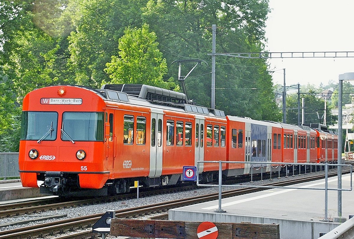 Tschüss Mandarinli! RBS Mandarinli Be 4/12 55 und 58 beide schon in der neuen Farbgebung. Die Nr. 55 hier mit blauem Zwischenwagen. Dahinter die Nr. 58 mit Weinroten Zwischenwagen - in Bolligen 21. Juli 2004 – Abbild gescannt von Dia