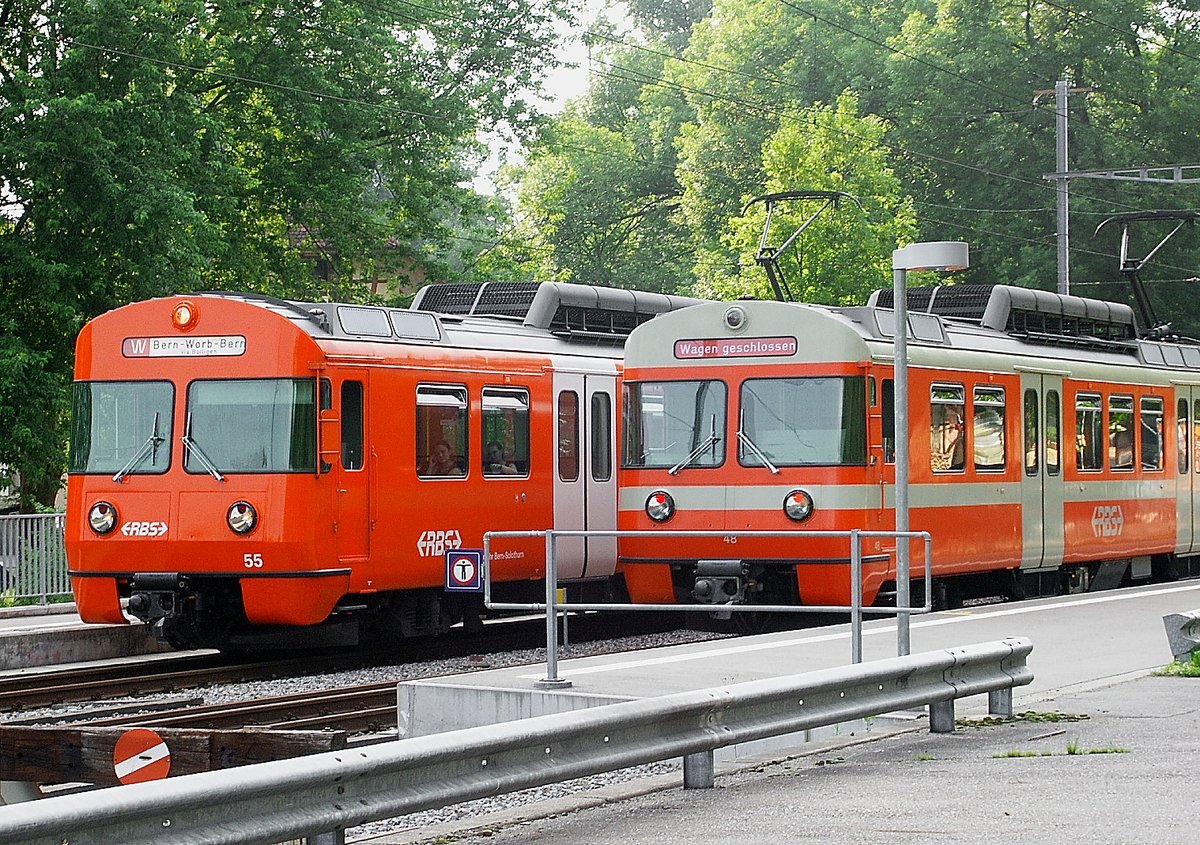 Tschüss Mandarinli! Welche Farbgebung sieht besser aus? Die RBS Mandarinli in alter und neuer Farbgebung. Die Nr. 55 mit neuer und die Nr. 48 noch in alter Farbgebung. Bolligen 21. Juli 2004