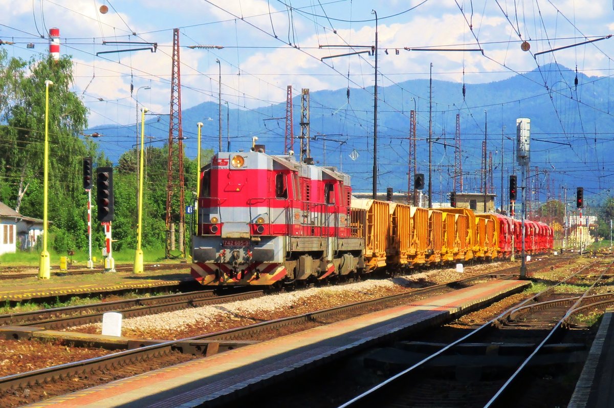 TSS 742 605 zieht am 14 Mai 2018 ein Gleisbauzug durch Vrutky.
