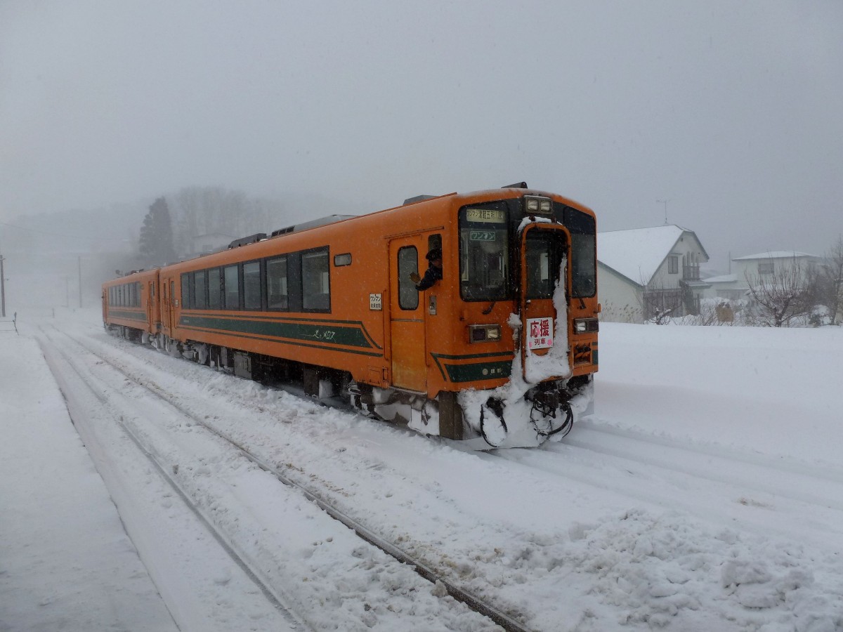 Tsugaru-Bahn, die beiden Triebwagen 102 und 101 beim Rangieren in Tsugaru Nakasato. Trotz Kälte und Schnee muss das Personal den Kopf zum Fenster hinaus stecken. 11.Februar 2013.  
