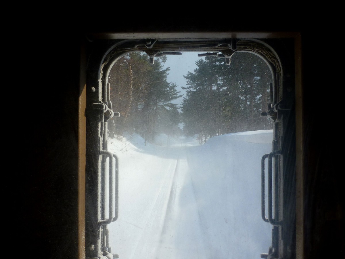 Tsugaru-Bahn: Blick nach hinten hinaus aus dem Ofenwagen O-HA-FU 33 1 vor der Haltestelle Kase. Eigentlich ganz romantisch... 11.Februar 2013. 