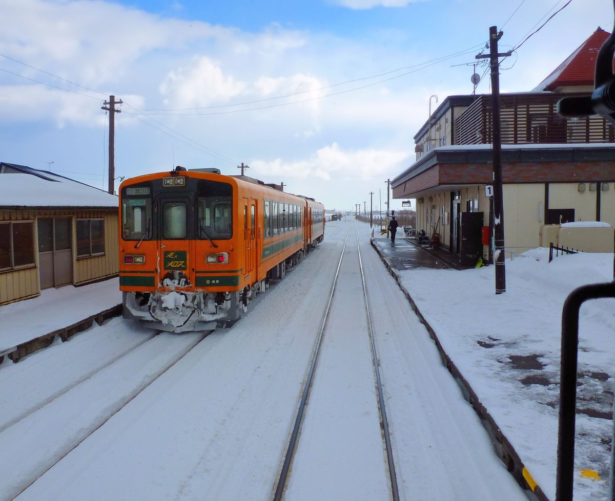 Tsugaru-Bahn, die nördlichste Privatbahn Japans: Die Triebwagen 103 und 104 kreuzen im modernisierten Bahnhof von Kanegi, 11.Februar 2013. 