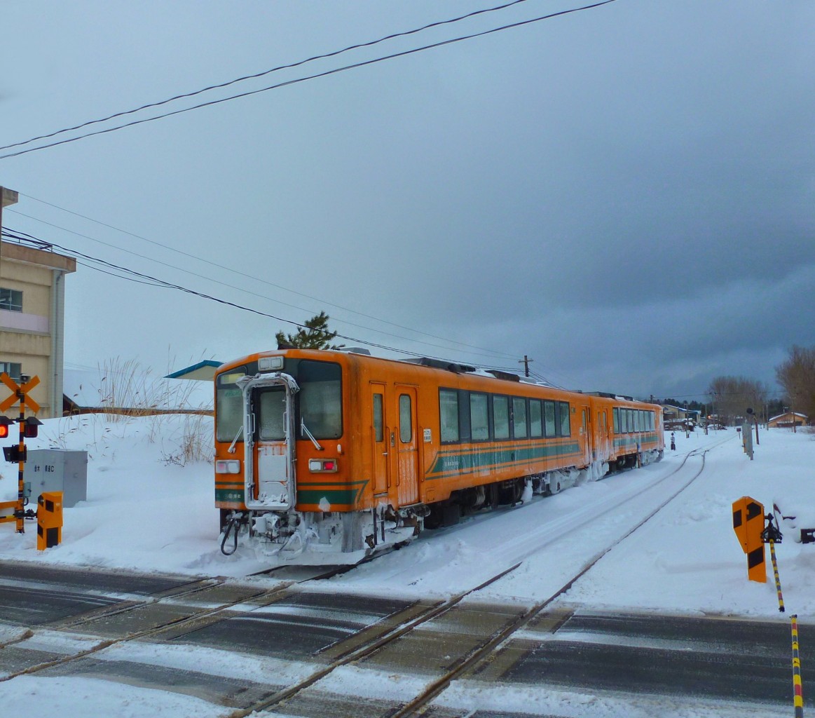 Tsugaru-Bahn, die nördlichste Privatbahn Japans: Die Triebwagen 103 und 104 fahren nach Norden in den Schneesturm hinaus. Kanegi, 11.Februar 2013. 