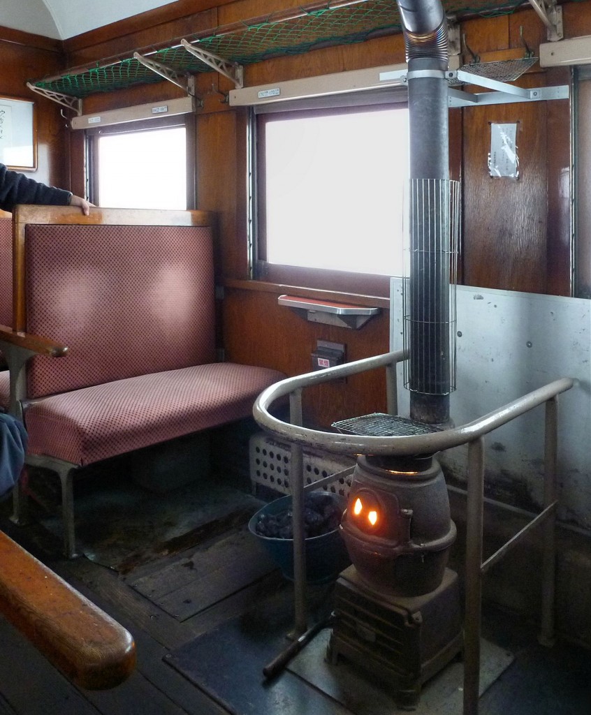 Tsugaru-Bahn, die Wagen mit Ofenheizung: Im Ofen des alten Wagens O-HA-FU 33 1 (1948) brennt ein warmes Feuer. 11.Februar 2013. 