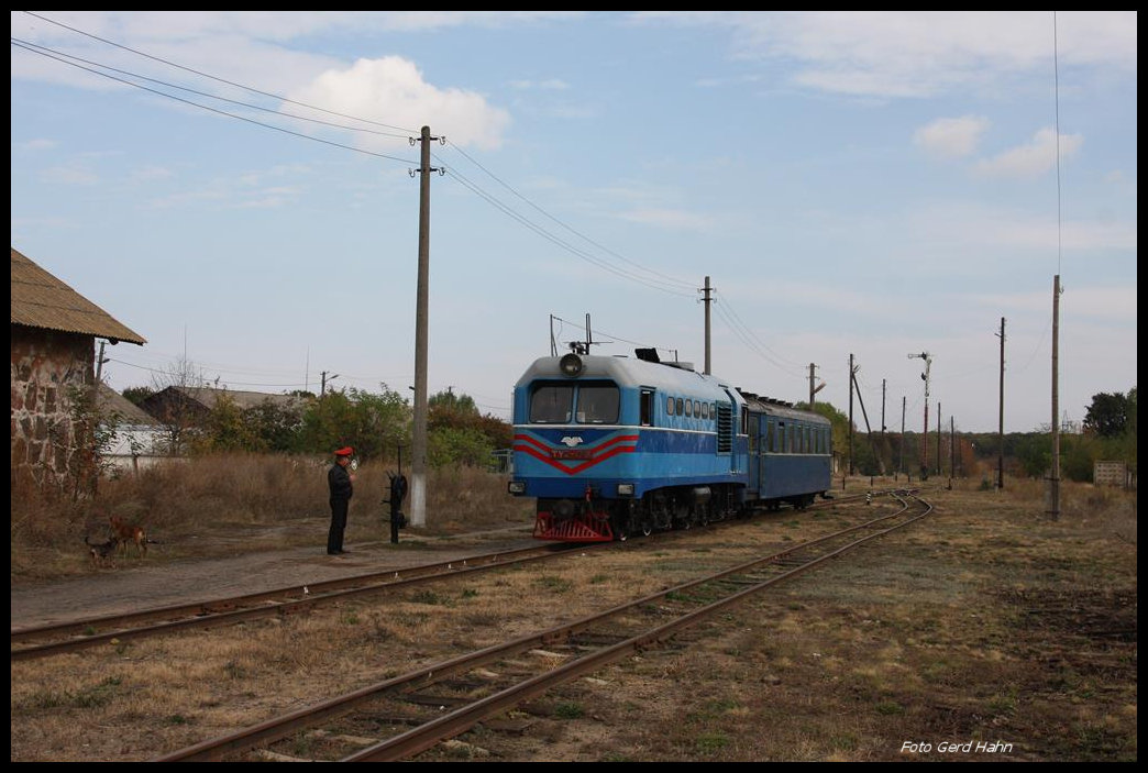 TU 2-179 fährt mit dem Planzug aus Hajvoron hier am 11.10.2016 mittags
in den Bahnhof Bershad ein.