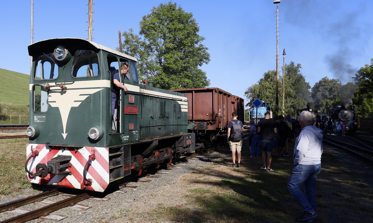 TU 38 001 übernahm das Rangiern auf der Schmalspurseite der Rollbockgrube in
Třemešná ve Slezsku. 16.09.2023 09:16 Uhr.