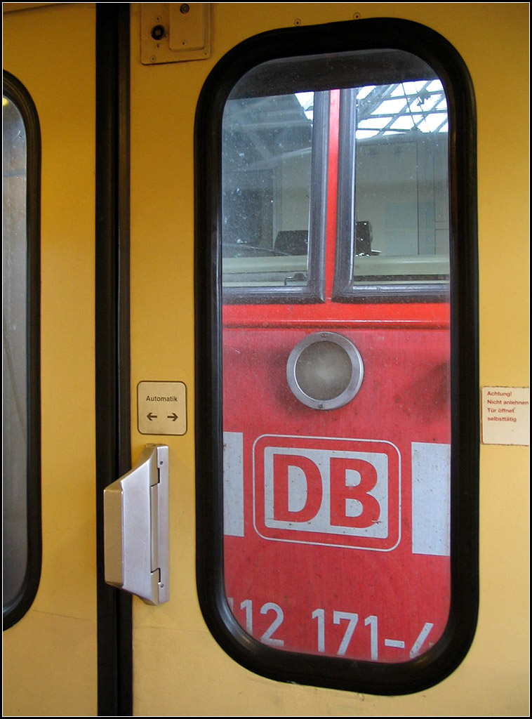 Türfenster zur Lok -

10.04.2005 (J)