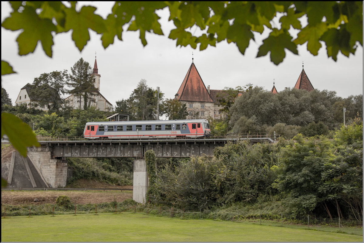 TÜRL NR 10 
Auf der Radkersburgerbahn rollt dieser Tage er City Jet Eco dahin ,... 
In den Sommermonaten war es ein Veteran der mir vor die Linse am 