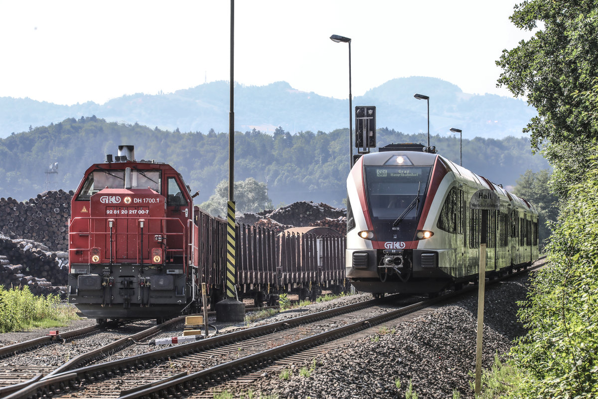 TÜRL NR. 14 
Im August 2019 begegnen DH 1700.1 und ein GTW 2/8 beim Anschlussgleis Hasslacher in Preding 