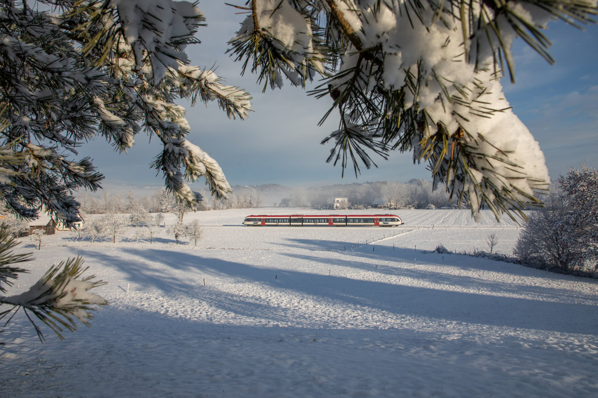 TÜRL NR.23
Der 14.Dezember 2019 präsentiert sich , wenn auch nur am Morgen . Winterlich. 
Ein GTW 2/8 durch´s verschneite Sulmtal