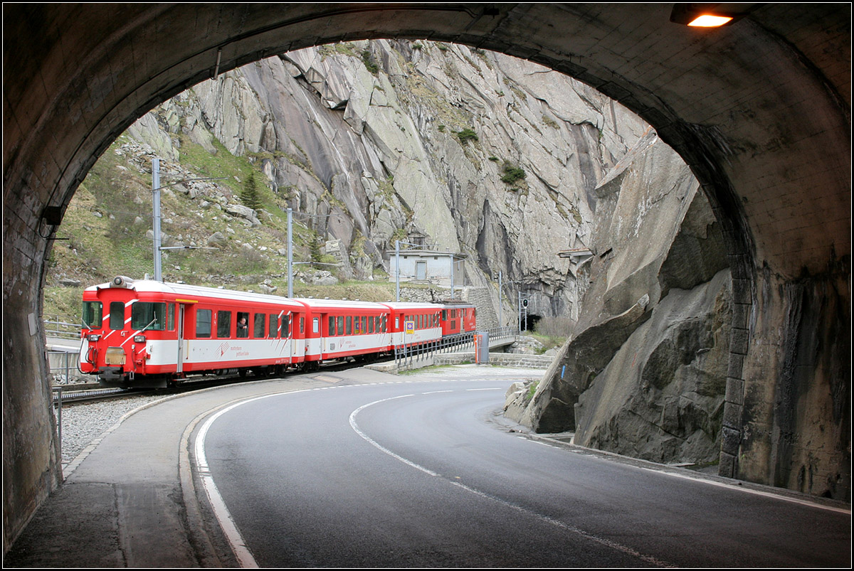 Tunnel-Ausblick -

Blick aus dem Straßentunnel auf die offene Strecke der Schöllenenbahn im Bereich der Teufelsbrücke. 

17.05.2008 (M)
