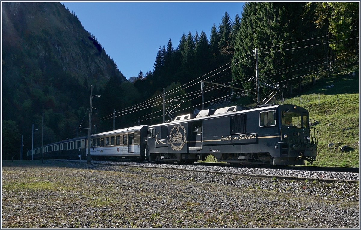 Tunnel und Schatten hinter sich gelassen, fährt die MOB GDe 4/4 6002 mit ihrem GoldenPass Classic Express in Les Cases durch. 

11. Oktober  2017