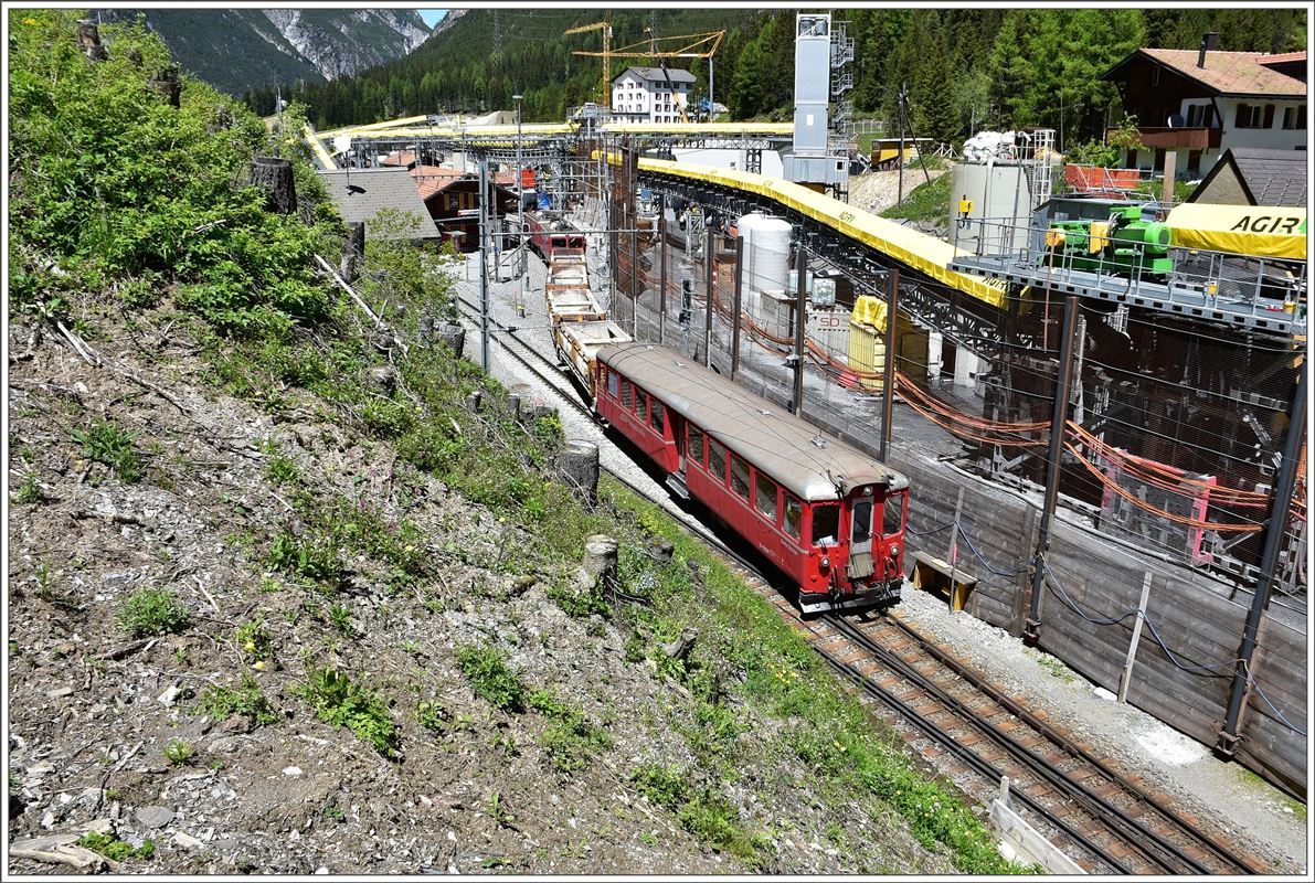 Tunnelbaustelle Albulatunnel II in Preda. Der Albulashuttle mit dem selbst gebauten Steuerwagen Xa 99801 verlässt Preda Richtung Spinas. (22.06.2016)