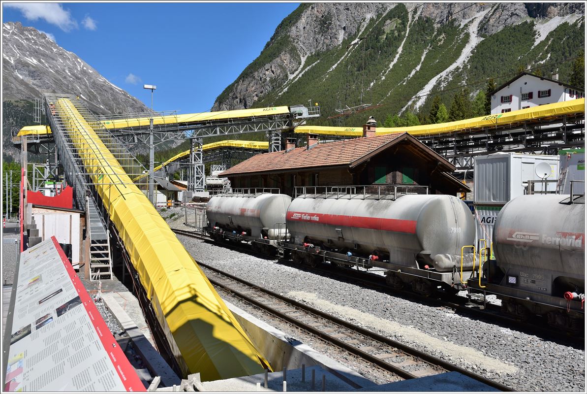 Tunnelbaustelle Albulatunnel II in Preda. Zement wird in diesen vierachsigen Uac angeliefert. (22.06.2016)