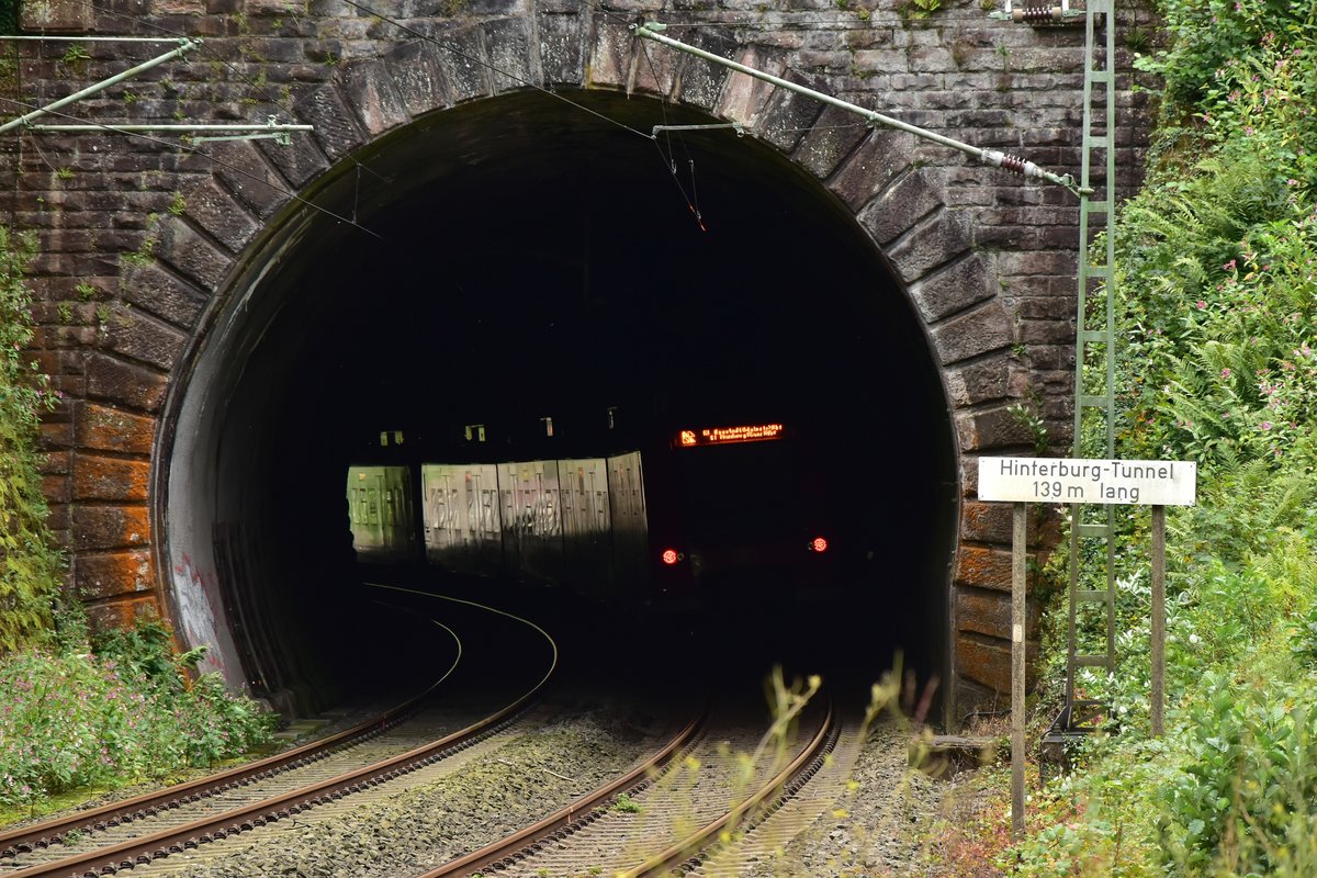 Tunnelblick! Hier in Neckarsteinach am Hinterburgtunnel ist eine S1 nach Kaiserslautern im Tunnel. Montag den 11.9.2017