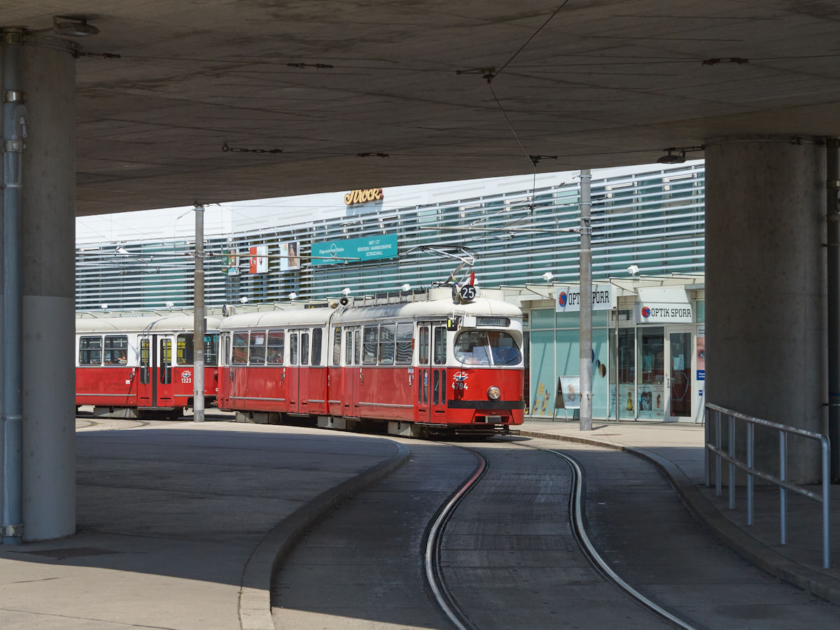 Tunnelblick zu einem E1-c4-Zug, bestehend aus E1 4784 und c4 1323, welcher gerade die Station Donauspital im Wiener Gemeindebezirk Donaustadt in Richtung Aspern verlassen hat. 
(29.06.2021)