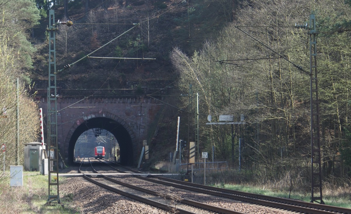 Tunnelblick.
DB 424 727 als S1 von Homburg (Saar) nach Osterburken, hier zwischen Hochspeyer und Frankenstein (Pfalz).

Hochspeyer, der 29.03.2014