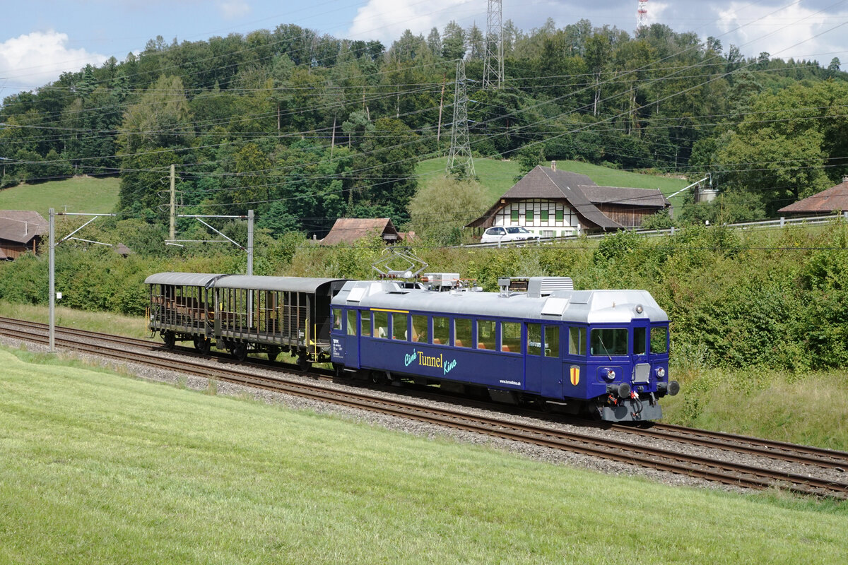 Tunnelkino-Zug.
In Huttwil wurde der Tunnelkino-Zug einer Rostsanierung und Neubemahlung unterzogen. Am 27. August 2021 wurde der ABe 526 290-2, ehemals SOB, samt den beiden Wagen via Langenthal-Burgdorf-Solothurn nach Gänsbrunnen überführt. Auch im Zusammenhang mit der COVID-19-Pandemie wird die nächste öffentliche Fahrt am 4. September 2021 durchgeführt.
Bei Wynigen.
Foto: Walter Ruetsch