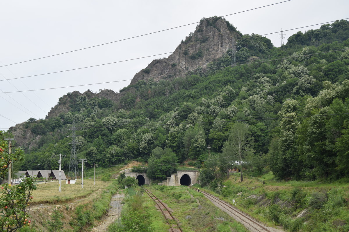 Tunnelportale nördlich von Calimanesti auf der Streche nach Sibiu. Foto vom 17.06.2016.