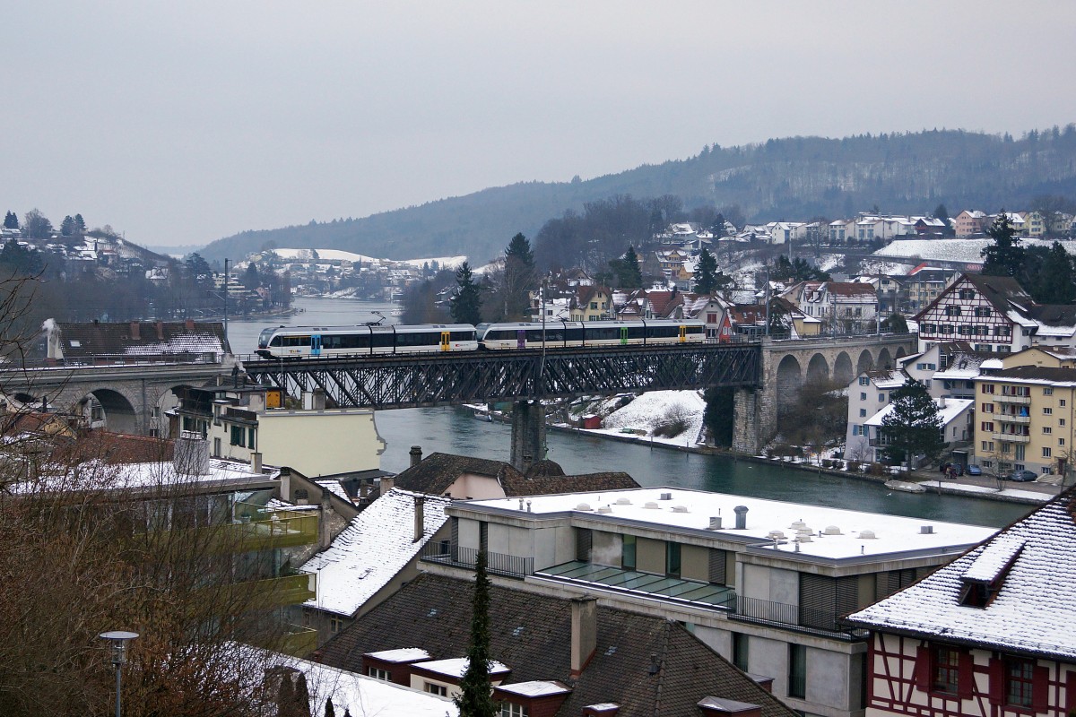 TURBO: Doppeltraktion RABe 526 auf der Rheinbrücke Feuerthalen am 7. Februar 2015.
Foto: Walter Ruetsch
