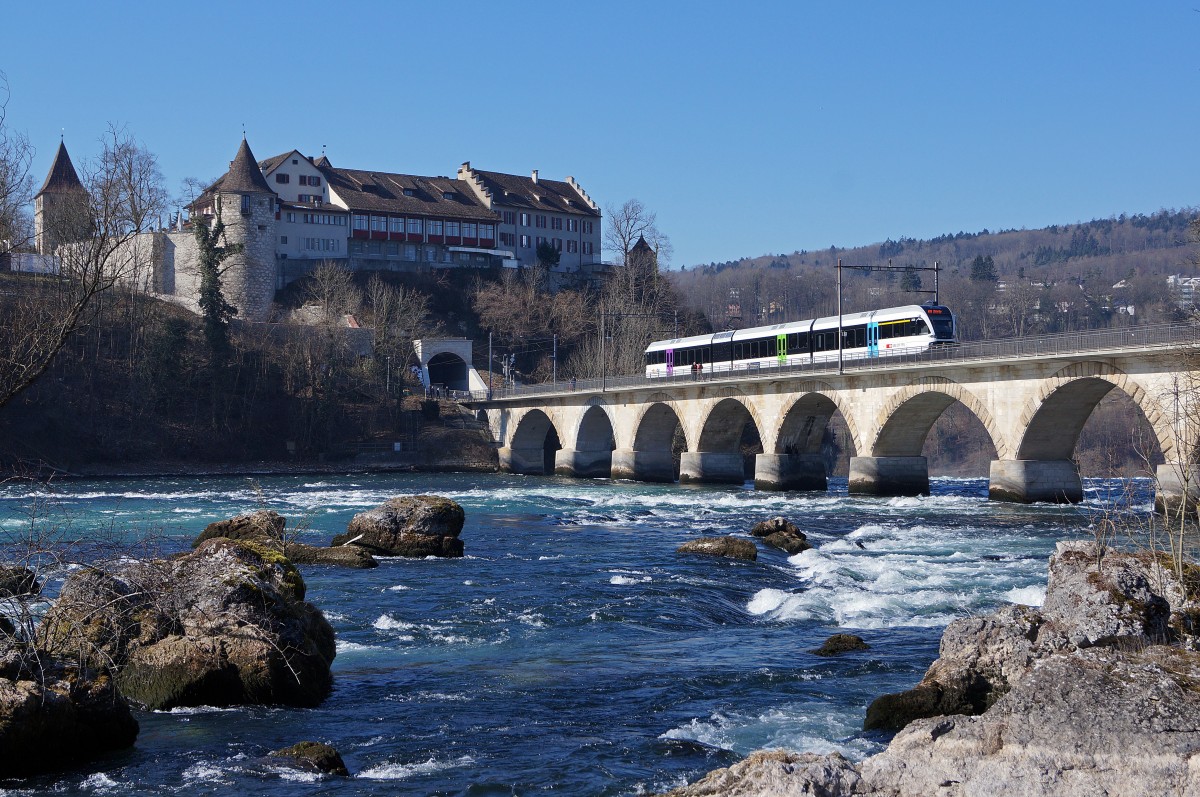 TURBO: RABe 526 als S 33 im TURBOKLEID und mit VOLLWERBUNG auf der Rheinfallbrücke am 20. Februar 2015.
Foto: Walter Ruetsch 