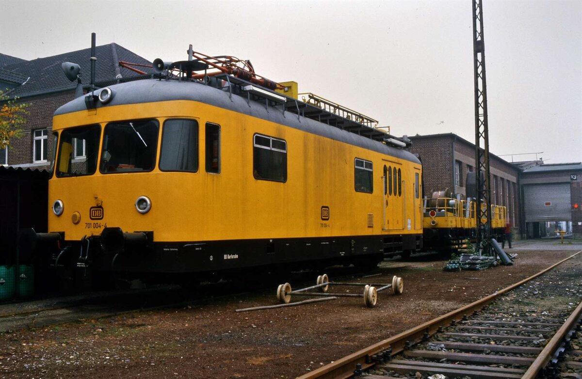 Turmtriebwagen der DB (701 004-4) vor dem Bahnbetriebswerk Heidelberg (Herbst 1984)