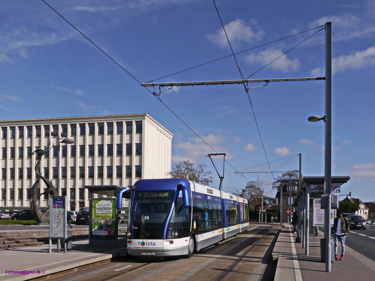 TVR Twisto-514 unterwegs an der Haltestelle Université auf der Ligne-A nach Ifs-Jean-Vilar.
Seit 2002 fahren in Caen die spurgeführten Obusse des Systems TVR (Transport sur voie réservée). Das System und die Fahrzeuge haben sich allerdings nicht bewährt und die erhofften Einsparungen gegenüber einer klassischen Straßenbahn sind nie eingetreten. Anfang 2018 wird das System eingestellt und in ein konventionelles Straßenbahnsystem umgebaut, welches 2019 in Betrieb gehen soll.
2016-02-27 Caen-Université 