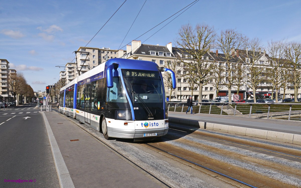 TVR Twisto-516 überquert auf der Ligne-A nach Ifs-Jean-Vilar fahrend die Brücke Pont-Churchill. 
Seit 2002 fahren in Caen die spurgeführten Obusse des Systems TVR (Transport sur voie réservée). Das System und die Fahrzeuge haben sich allerdings nicht bewährt und die erhofften Einsparungen gegenüber einer klassischen Straßenbahn sind nie eingetreten. Anfang 2018 wird das System eingestellt und in ein konventionelles Straßenbahnsystem umgebaut, welches 2019 in Betrieb gehen soll.

2016-02-27 Caen Quai-de-Juillet