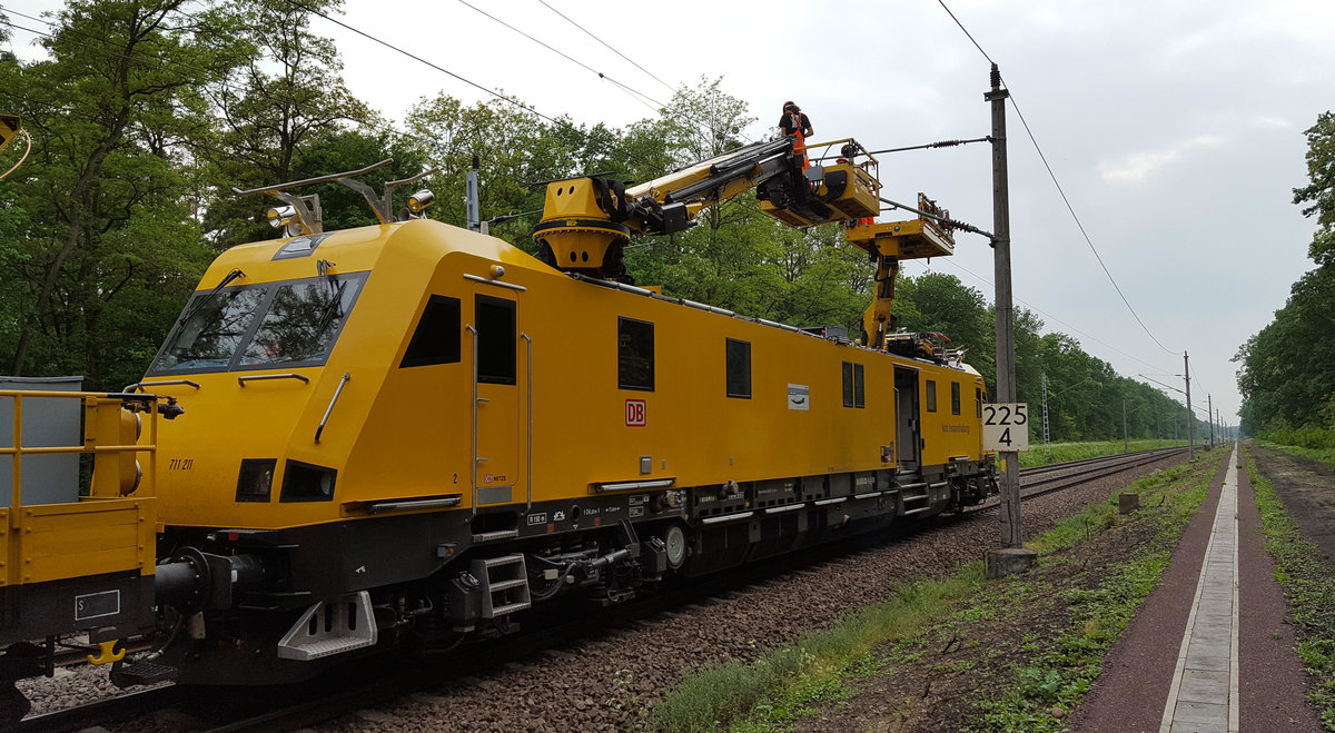 TVT 711 211 am 26.05.2016 zwischen Coswig (Anhalt) und Roßlau bei Störungsbeseitigung