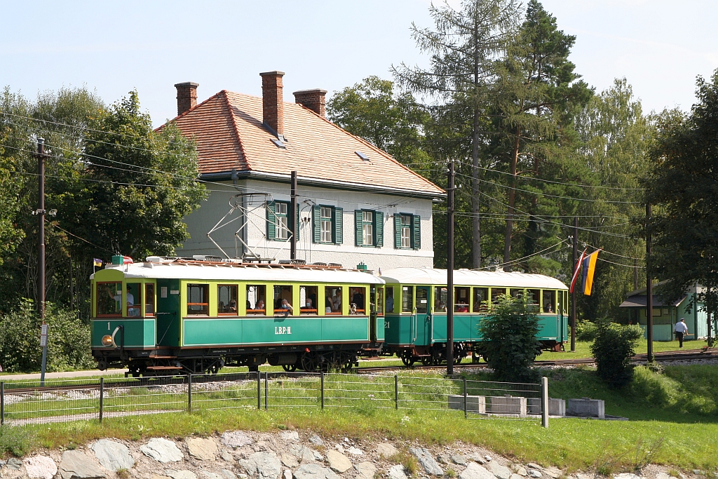 TW 1 (Bo'Bo', Grazer Waggonfabrik, Baujahr 1926, Fabr.Nr. 32.685) mit BW 21 fährt am 12.September 2020 als Zug 1 (Payerbach - Hirschwang) aus dem Bahnhof Reichenau. 