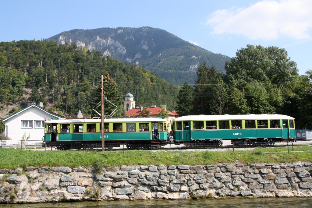 TW 1 (Bo'Bo', Grazer Waggonfabrik, Baujahr 1926, Fabr.Nr. 32.685) mit BW 21 fährt am 12.September 2020 als Zug 1 (Payerbach - Hirschwang) aus dem Bahnhof Reichenau.