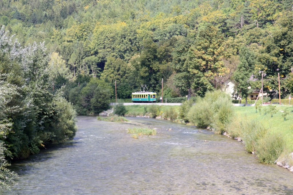 TW 1 (Bo'Bo', Grazer Waggonfabrik, Baujahr 1926, Fabr.Nr. 32.685) nähert sich am 12.September 2020 als Zug 2 (Hirschwang - Payerbach) Reichenau.