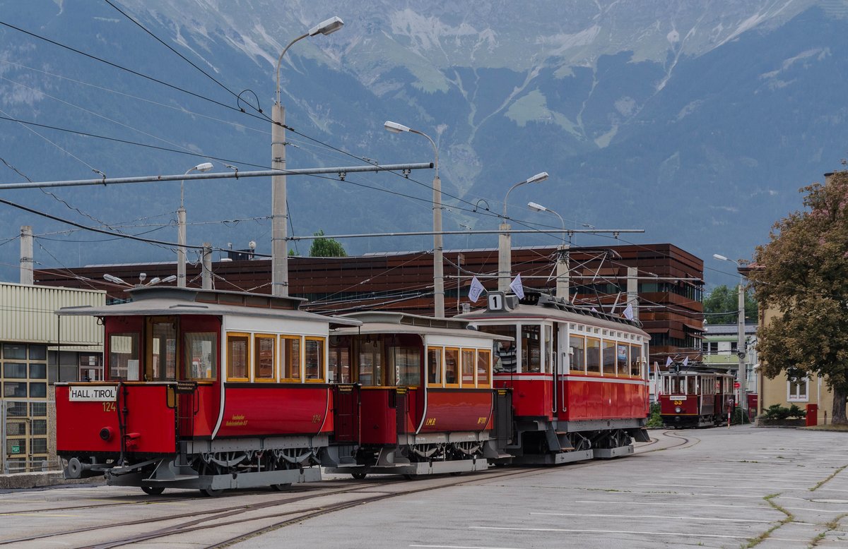 TW 1 rangiert am 16.September.2016 die Bw 111 und 124 am Gelände des  Localbahnmuseums  in Innsbruck. 

Die Garnitur führte im Rahmen der Feierlichkeiten anlässlich des Jubiläums  75 Jahre IVB  auch mehrere Fahrten durch. 