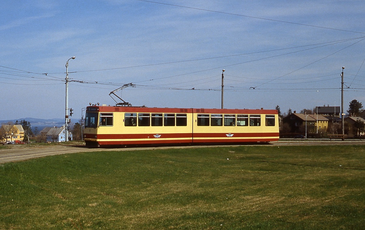 Tw 1 der Straßenbahn Trondheim macht sich Anfang Mai 1988 vom nordöstlichen Ende in Lade oberhalb des Trondheimfjordes auf den Weg in die Innenstadt. Etwa einen Monat später, am 13.06.1988, erfolgte die Stilllegung der Straßenbahn. Am 01.01.1990 wurde der Betrieb auf dem südlichen Streckenast von der Innenstadt nach Lian wieder aufgenommen, nach Lade fährt allerdings schon bald 26 Jahre keine Bahn mehr.