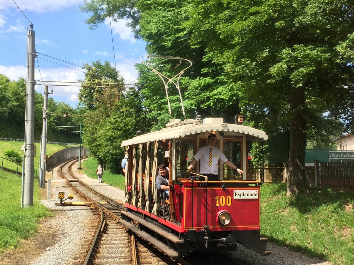 TW 100 fährt am 08.07.2018 in die Station Tennisplatz ein. Das Foto wurde aus einem Planzug (GM 8) heraus gemacht. Im letzten Moment wurde dem Fahrer offenbar bewusst dass eine außerplanmäßige Zugskreuzung bevorsteht. Er hat nämlich bereits zur Weiterfahrt Richtung Bahnhof angesetzt und im letzten Moment wieder Richtung Station zurückgeschoben!