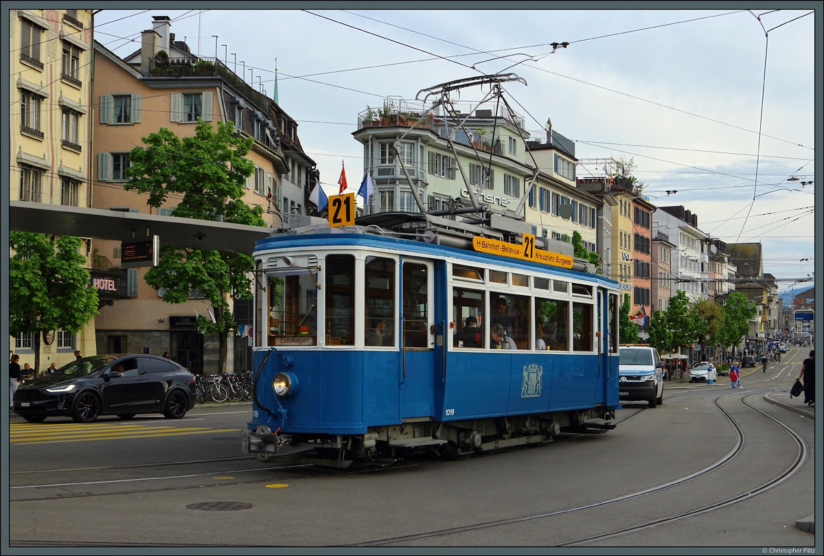 Tw 1019 ist am 29.04.2022 als Extrafahrt auf der Museumslinie 21 im Einsatz. Wegen eines Fahrzeugschadens muss an der Haltestelle Central ein längerer Aufenthalt eingelegt werden, der  Troubleshooter  steht bereits hinter dem Wagen.