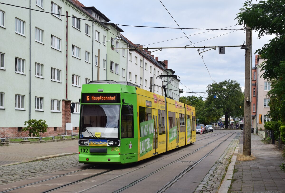 Tw 102 kommt durch die Forquestraße in Richtung Magdeburger Straße gefahren.

Brandenburg 20.07.2023