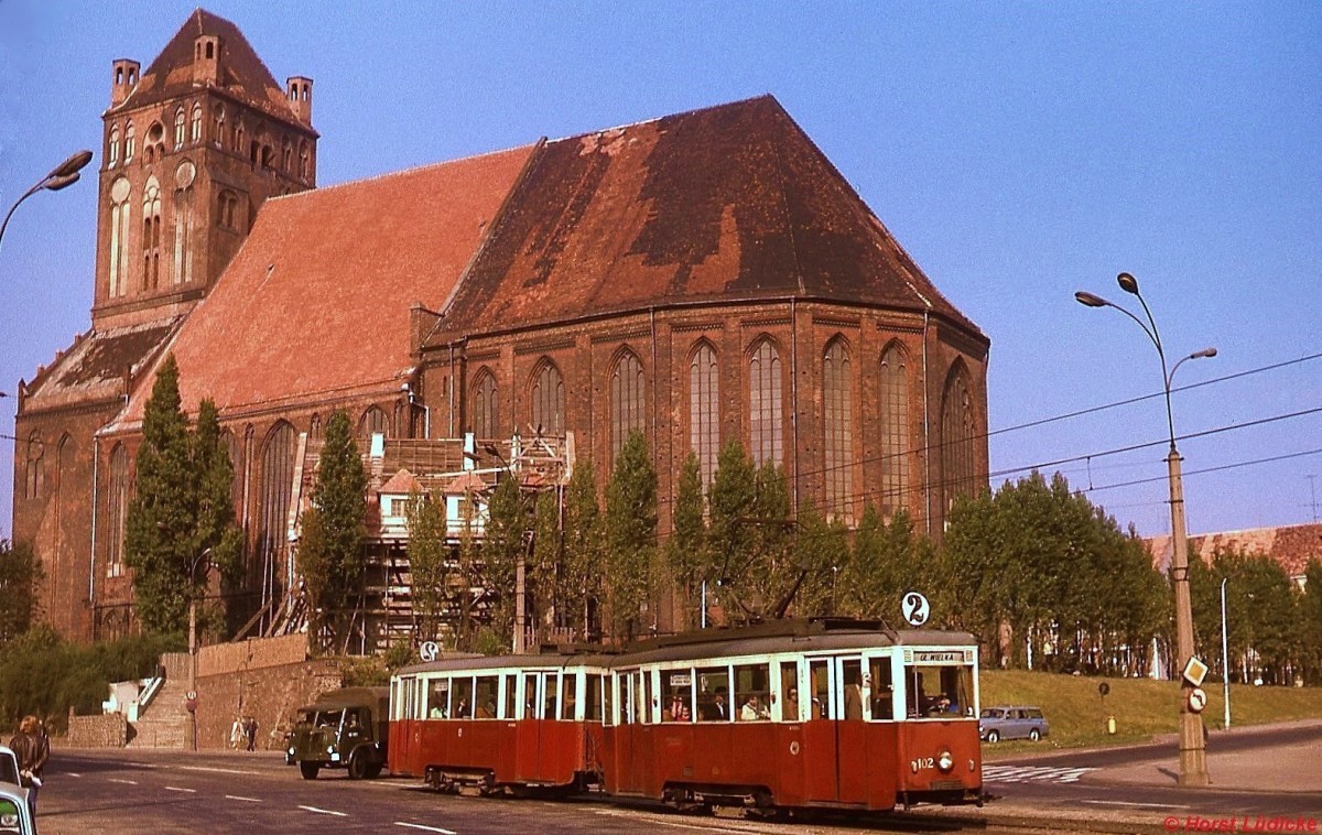 Tw 102 der Strassenbahn Szczecin/Stettin vor der Kulisse der Katedra Swietego Jakuba/Jakobikirche im September 1976