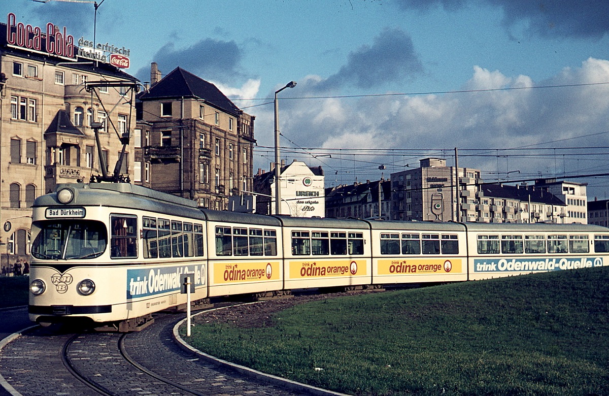 Tw 1021 der Rhein-Haardt-Bahn Anfang Januar 1975 in der Endhaltestelle in Mannheim. Diese Zwölfachser waren damals die längsten Straßenbahnfahrzeuge der Welt.