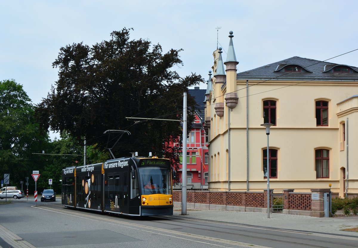 Tw 103 passiert die ehemalige Tabakfabrik in Nordhausen.

Nordhausen 29.07.2019