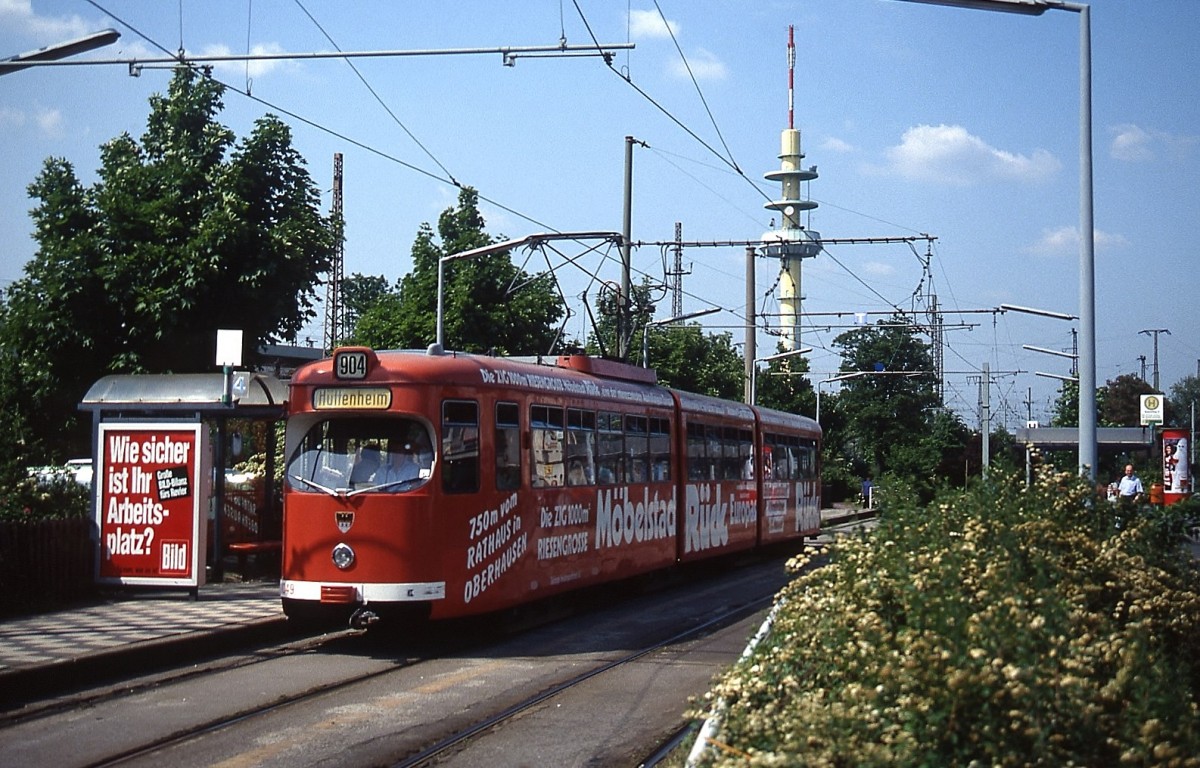 Tw 1049 im Sommer 1991 auf der Ostseite des Duisburger Hauptbahnhofes. Ca. ein Jahr spter wurde die Linie 904 mit der Erffnung des Stadtbahntunnels eingestellt.